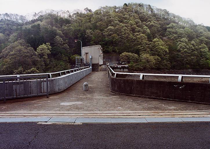 来島ダム(2002.4.28)