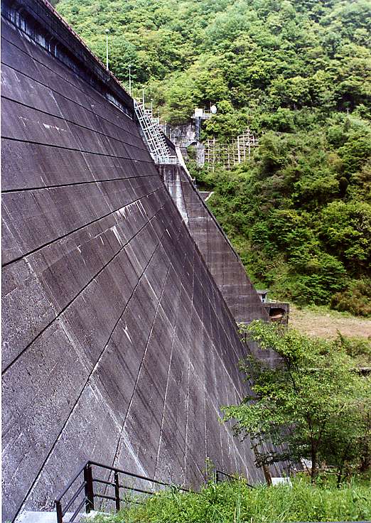 河本ダム(2002.5.2)